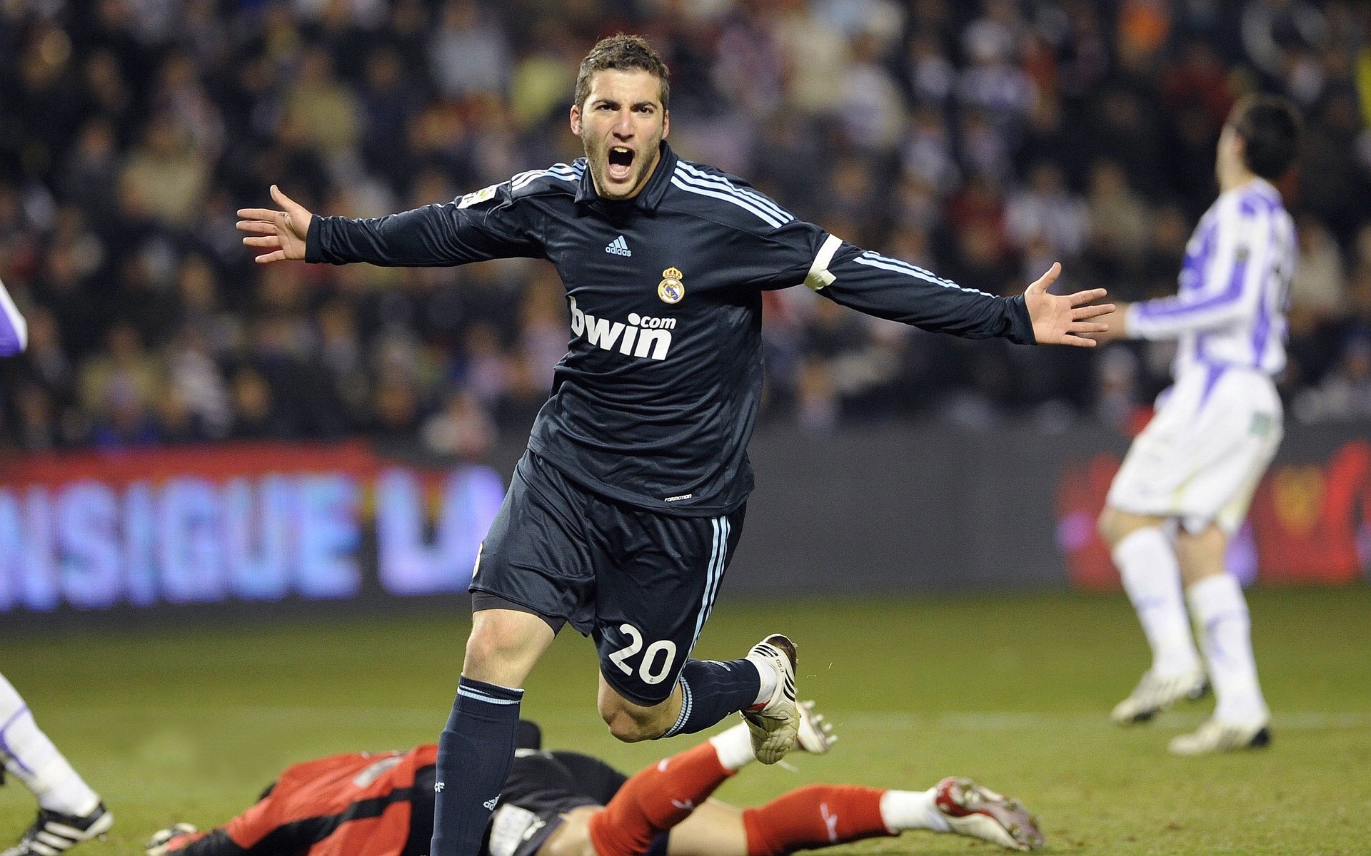 意甲豪门疯狂引援：高价签下一批未来之星，意甲的豪门